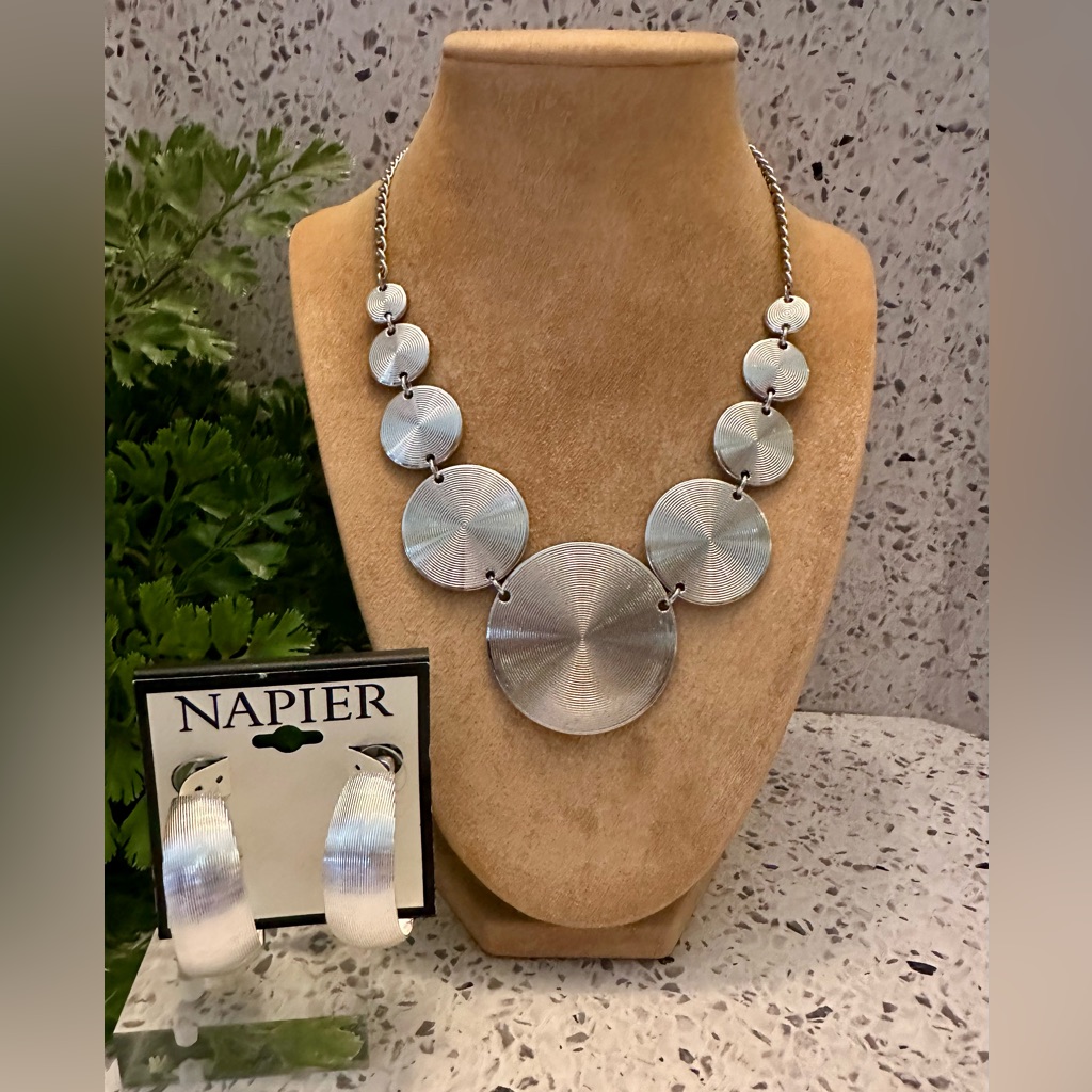 Silver Tone Ribbed Necklace And Earring Set